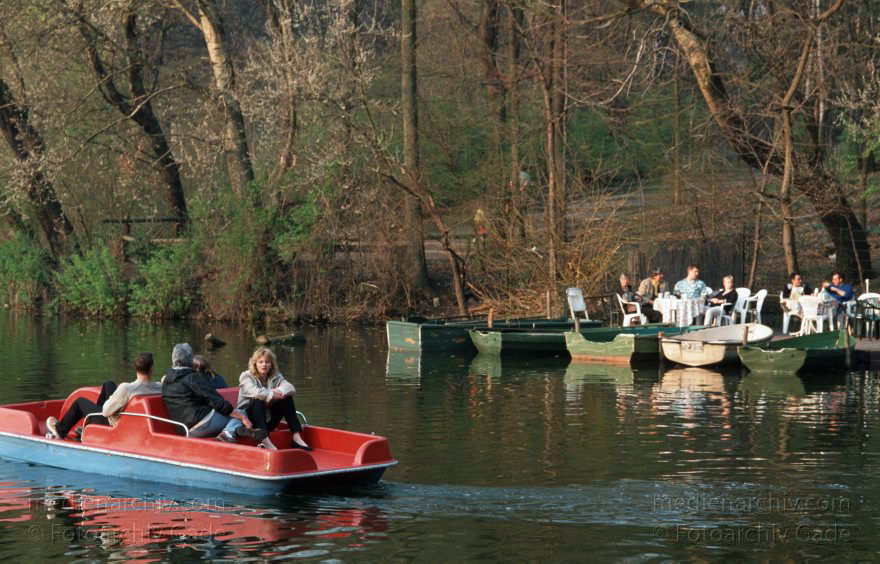 Berlin. Park Rehberge. Ruderboote auf dem Plötzensee
März 1999. Berlin. Wedding. Park Rehberge. Ruderboote auf dem Plötzensee
Schlüsselwörter: Berlin;Deutschland;Germany;Park;Plötzensee;Rehberge;1999;Wedding