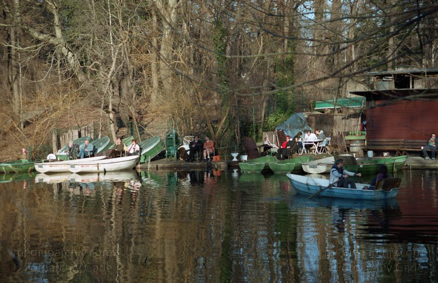 Berlin. Park Rehberge. Ruderboote auf dem Plötzensee
März 1999. Berlin. Wedding. Park Rehberge. Ruderboote auf dem Plötzensee
Schlüsselwörter: Berlin;Deutschland;Germany;Park;Plötzensee;Rehberge;1999;Wedding