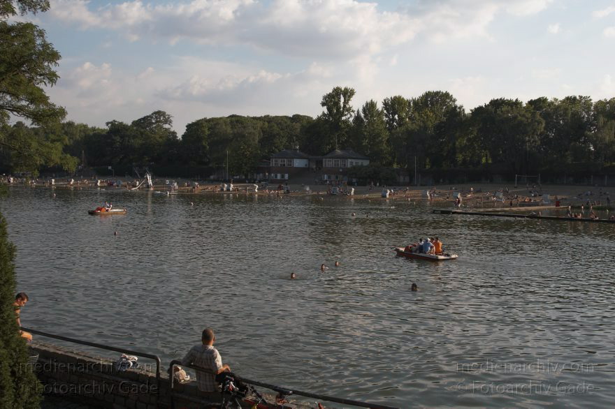 Berlin. Wedding. Plötzensee im Park Rehberge. Blick auf die Badeanstalt. Tretboot. Badende. Schwimmer
23. 8. 2005. Berlin. Mitte. Wedding. Plötzensee im Park Rehberge. Blick auf die Badeanstalt. Tretboot. Badende. Schwimmer
Schlüsselwörter: Badeanstalt;Berlin;Deutschland;Germany;Park;Plötzensee;Rehberge;2005;Wedding