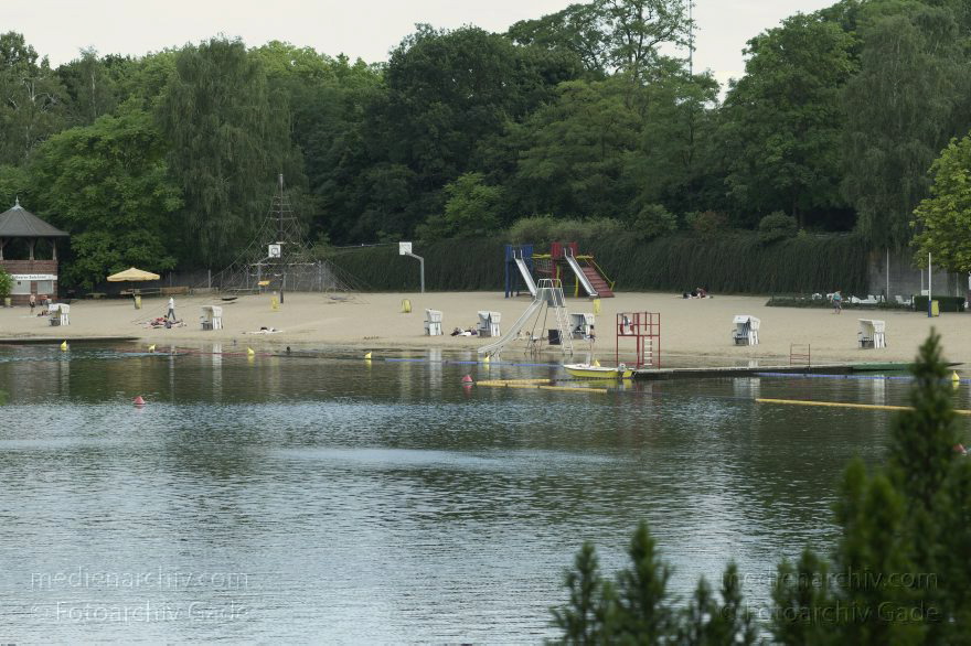 Berlin. Wedding. Rehberge. Plötzensee. Strandbad. Schwimmbad.
30. 7. 2010. Berlin. Mitte. Wedding. Rehberge. Plötzensee. Strandbad. Schwimmbad.
Schlüsselwörter: Berlin;Deutschland;Germany;Mitte;Plötzensee;Rehberge;Schwimmbad;Strandbad;2010;Wedding