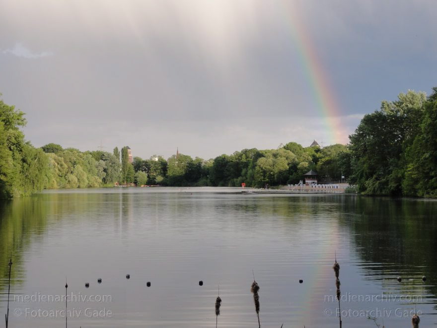 Berlin. Rehberge. Regenbogen über dem Plötzensee.
17. 5. 2011. Berlin. Mitte. Rehberge. Regenbogen über dem Plötzensee.
Schlüsselwörter: Berlin;Deutschland;Germany;Mitte;Plötzensee;Regenbogen;2011;Rehberge