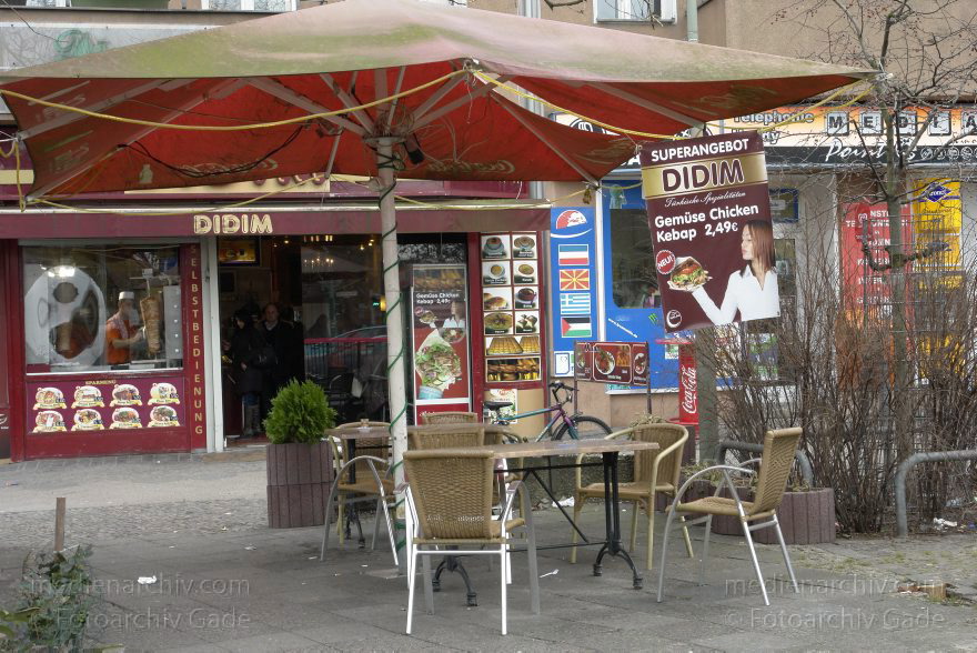 Berlin. Wedding. Föhrer Straße. Imbiss. Döner Restaurant
13. 2. 2014. Berlin. Mitte. Wedding. Föhrer Straße. Telefonladen. Internetladen. Imbiss. Döner Restaurant. Sonnenschirm. Stühle und Tische
Schlüsselwörter: Berlin;Döner Restaurant;Föhrer Straße;Geldautomat;Imbiss;Mitte;Sonnenschirm;2014;Wedding