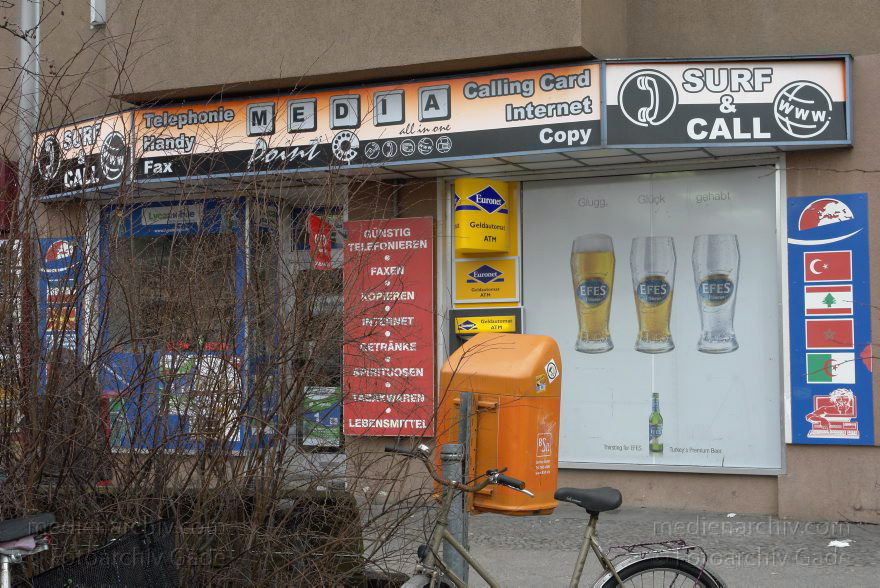 Berlin. Wedding. Föhrer Straße
13. 2. 2014. Berlin. Mitte. Wedding. Föhrer Straße. Telefonladen. Internetladen. Papierkorb. Geldautomat
Schlüsselwörter: Berlin;BSR;Föhrer Straße;Geldautomat;Internetladen;Mitte;Papierkorb;Telefonladen;2014;Wedding