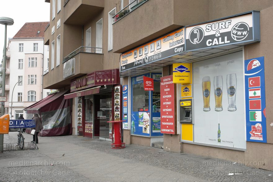 Berlin. Wedding. Föhrer Straße. Internetladen. Imbiss. Döner Restaurant
13. 2. 2014. Berlin. Mitte. Wedding. Föhrer Straße. Telefonladen. Internetladen. Imbiss. Döner Restaurant
Schlüsselwörter: Berlin;Döner Restaurant;Föhrer Straße;Geldautomat;Imbiss;Internetladen;Mitte;Telefonladen;2014;Wedding