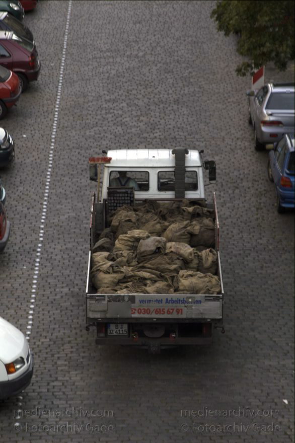 Berlin. Wedding. Lastwagen eines Kohlenhändlers.
September 2005. Berlin. Wedding. Lastwagen eines Kohlenhändlers.
Schlüsselwörter: Berlin;Deutschland;Germany;Kohlenhändler;Lastwagen;Mitte;Sprengelkiez;2005;Wedding
