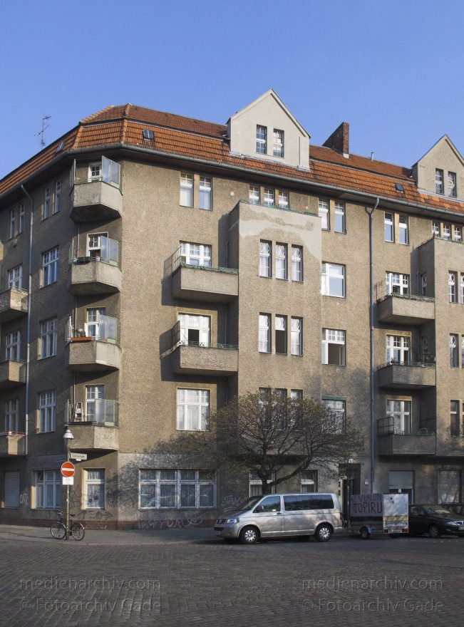 Berlin. Wedding. Eckhaus Samoastraße Kiautschoustraße.
30. 3. 2007. Berlin. Mitte. Wedding. Eckhaus Samoastraße 9. Kiautschoustraße.
Schlüsselwörter: Berlin;Deutschland;Germany;Mitte;Sprengelkiez;2007;Wedding