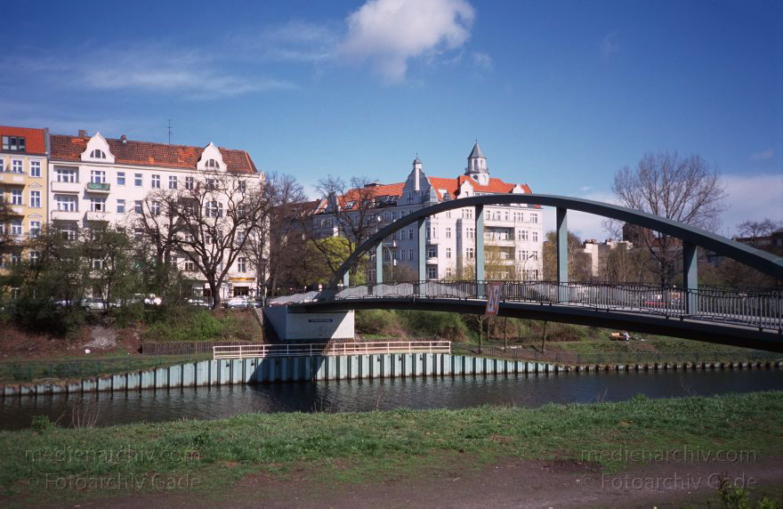 Berlin. Tiergarten. Wedding. Blick über den Berliner-Spandauer-Schiffahrtskanal zum Nordufer. Brücke: Torfstraßensteg
Berlin. Tiergarten. Wedding. Blick vom Frierich Krause Ufer über den Berlin-Spandauer-Schiffahrtskanal zum Nordufer. Brücke: Torfstraßensteg
Schlüsselwörter: Brücke;Deutschland;Germany;Nordufer;Tiergarten;Torfstraßensteg;Berlin;Wedding