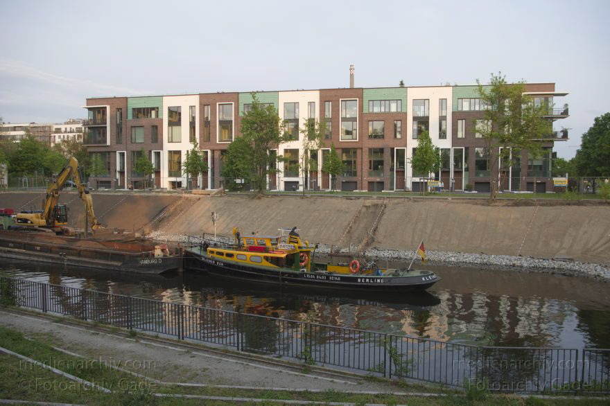 Berlin. Mitte. Wedding
9. 5. 2015. Berlin. Mitte. Wedding. Befestigung des Ufes am Mündungsbecken der Panke. Boote. Neubauten. An der Kieler Brücke
Schlüsselwörter: 2015;Baustelle;Berlin;Boot;Mitte;MS Kleiner Bär;Panke;Wedding;Züblin