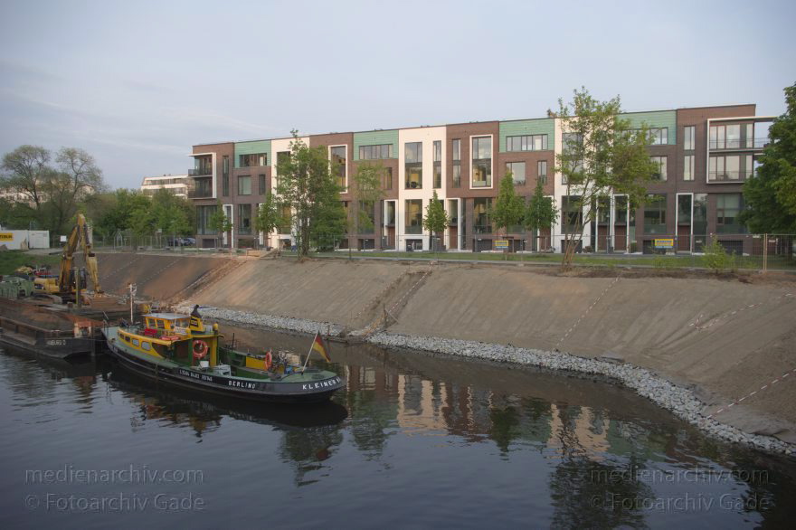 Berlin. Mitte. Wedding
9. 5. 2015. Berlin. Mitte. Wedding. Befestigung des Ufes am Mündungsbecken der Panke. Boote. Neubauten. An der Kieler Brücke
Schlüsselwörter: 2015;Baustelle;Berlin;Boot;Mitte;MS Kleiner Bär;Panke;Wedding;Züblin