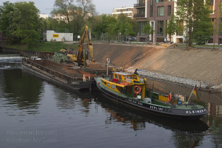 Berlin. Mitte. Wedding
9. 5. 2015. Berlin. Mitte. Wedding. Befestigung des Ufes am Mündungsbecken der Panke. Boote
Schlüsselwörter: 2015;Baustelle;Berlin;Boot;Mitte;MS Kleiner Bär;Panke;Wedding;Züblin
