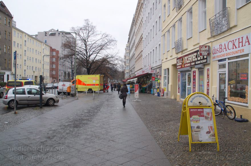 Berlin. Wedding. Triftstraße. Rettungsdienst Bundeswehr. Notarzt
24. 12. 2012. Berlin. Mitte. Wedding. Triftstraße. Rettungsdienst Bundeswehr. Notarzt
Schlüsselwörter: Berlin;Bundeswehr;Deutschland;Germany;Mitte;Notarzt;Rettungswagen;Triftstraße;2012;Wedding