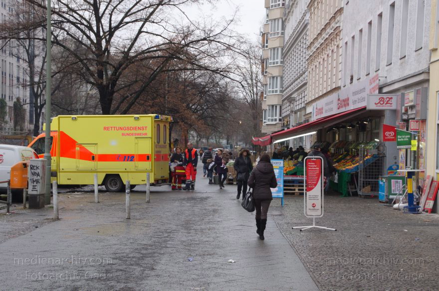 Berlin. Wedding. Triftstraße. Rettungsdienst Bundeswehr. Notarzt
24. 12. 2012. Berlin. Mitte. Wedding. Triftstraße. Rettungsdienst Bundeswehr. Notarzt
Schlüsselwörter: Berlin;Bundeswehr;Deutschland;Germany;Mitte;Notarzt;Rettungswagen;Triftstraße;2012;Wedding