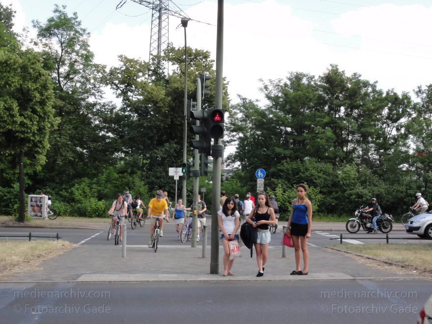 Berlin. Wedding. Gefährlicher Füßgängerweg über die Seestraße am Nordufer
5. 6. 2011. Berlin. Mitte. Wedding. Gefährlicher Füßgängerweg über die Seestraße am Nordufer. Durch den Beginn bzw. das Ende der Stadtautobahn an dieser Stelle. fahren Autofahrer häufig bei Rot über die unerwartete Ampel. Der Weg führt die Fußgänger und Radfahrer in den Park am Plötzensee.
Schlüsselwörter: Berlin;Deutschland;Fußgängerweg;Germany;Mitte;Plötzensee;Rehberge;2011;Wedding