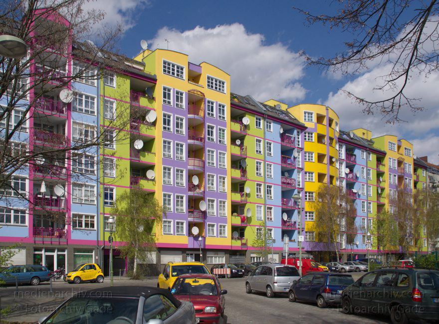 Berlin. Wedding. Lynarstraße. Bunde Hochhäuser. Hochhaus. Fassade
17. 4. 2012. Berlin. Mitte. Wedding. Lynarstraße. Bunde Hochhäuser. Hochhaus. Fassade
Schlüsselwörter: Berlin;Deutschland;Germany;Hausfassade;Lynarstraße;Mitte;Nordufer;2012;Wedding