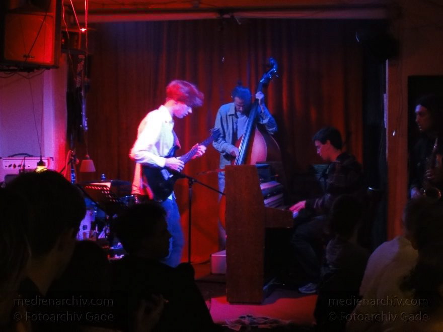 Berlin. Wedding. Musiker bei Ernst auf der Bühne. Jazz
23. 6. 2011. Berlin. Mitte. Wedding. Musiker bei Ernst auf der Bühne. Jazz
Schlüsselwörter: Berlin;Bühne;Deutschland;Ernst;Germany;Jazz;Mitte;Musiker;2011;Wedding