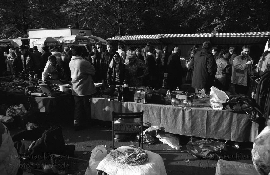 Berlin. Wedding. Flohmarkt in der Gustav-Meyer-Allee am Park Humboldthain
November 1993. Berlin. Wedding. Flohmarkt in der Gustav-Meyer-Allee am Park Humboldthain
Schlüsselwörter: Berlin;Deutschland;Flohmarkt;Germany;Gustav-Meyer-Allee;1993;Wedding