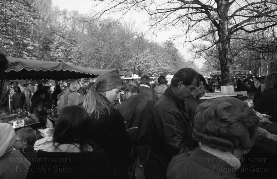 Berlin. Wedding. Flohmarkt in der Gustav-Meyer-Allee am Park Humboldthain
November 1993. Berlin. Wedding. Flohmarkt in der Gustav-Meyer-Allee am Park Humboldthain
Schlüsselwörter: Berlin;Deutschland;Flohmarkt;Germany;Gustav-Meyer-Allee;1993;Wedding