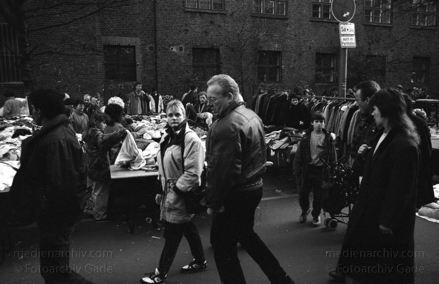 Berlin. Wedding. Flohmarkt in der Gustav-Meyer-Allee am Park Humboldthain
November 1993. Berlin. Wedding. Flohmarkt in der Gustav-Meyer-Allee am Park Humboldthain
Schlüsselwörter: Berlin;Deutschland;Flohmarkt;Germany;Gustav-Meyer-Allee;1993;Wedding