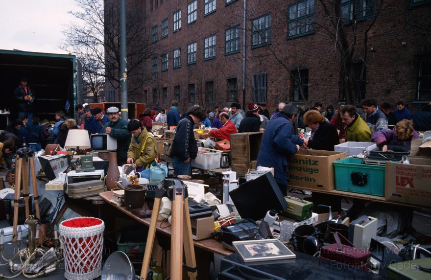 Berlin. Wedding. Gustav-Meyer-Allee. Flohmarkt am Humboldthain.
1994. Berlin. Wedding. Gustav-Meyer-Allee. Flohmarkt am Humboldthain.
Schlüsselwörter: Berlin;Deutschland;Flohmarkt;Germany;Gustav-Meyer-Allee;Mitte;1994;Wedding