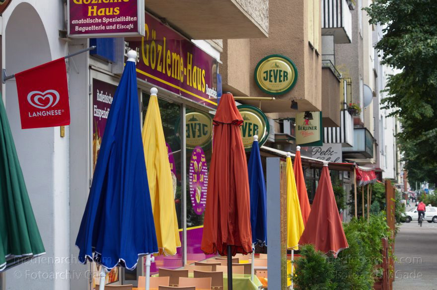 Berlin. Wedding. Müllerstraße. Bunte Sonnenschirme vor einer Pizzeria
9. 8. 2011. Berlin. Mitte. Wedding. Müllerstraße. Bunte Sonnenschirme vor einer Pizzeria
Schlüsselwörter: Berlin;Deutschland;Gastronomie;Germany;Mitte;Müllerstraße;Restaurant;Sonnenschirme;2011;Wedding