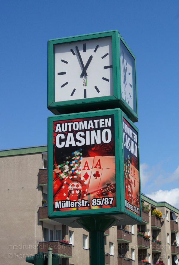 Berlin. Wedding. Müllerstraße. Uhr mit Werbung für ein Casino
9. 8. 2011. Berlin. Mitte. Wedding. Müllerstraße. Uhr mit Werbung für ein Casino
Schlüsselwörter: Berlin;Casino;Deutschland;Germany;Mitte;Müllerstraße;Uhr;2011;Wedding