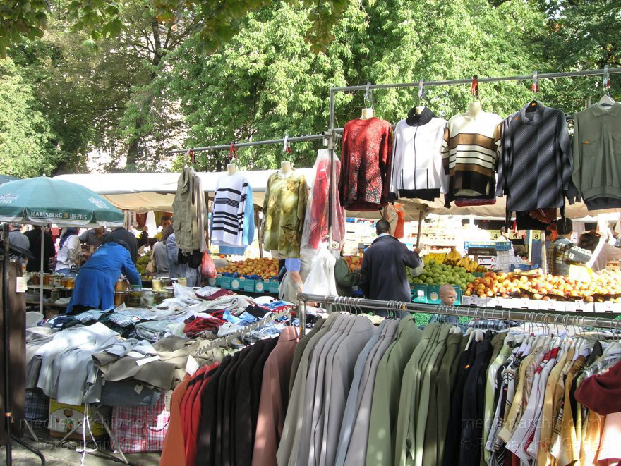 Berlin. Wedding. Türkischer Gemüsemarkt. Dazwischen gibt es einen Stand mit Kleidung.
September 2004. Berlin. Mitte. Wedding.  Türkischer Gemüsemarkt. Dazwischen gibt es einen Stand mit Kleidung.
Schlüsselwörter: Berlin;Deutschland;Gemüsemarkt;Germany;Markt;Mitte;2004;Wedding