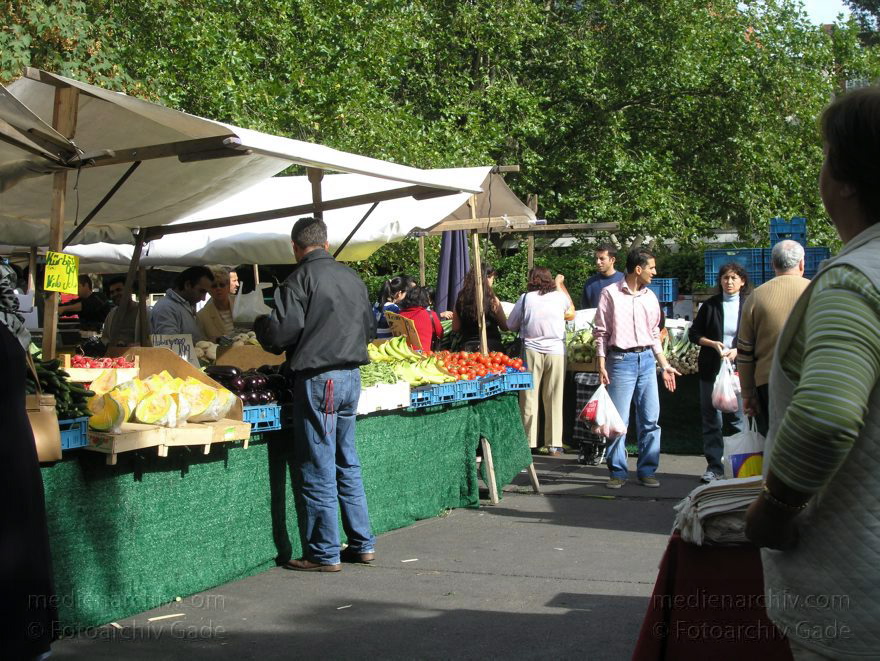 Berlin. Wedding. Türkischer Gemüsemarkt
September 2004. Berlin. Mitte. Wedding.  Türkischer Gemüsemarkt
Schlüsselwörter: Berlin;Deutschland;Gemüsemarkt;Germany;Markt;Mitte;2004;Wedding