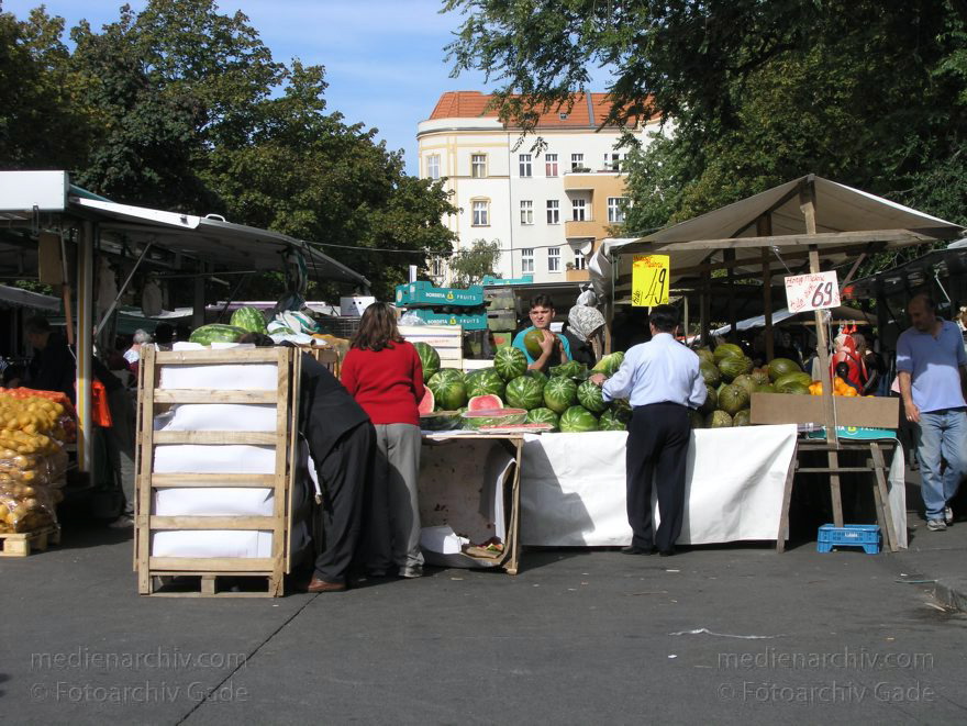 Berlin. Wedding. Türkischer Gemüsemarkt
September 2004. Berlin. Mitte. Wedding.  Türkischer Gemüsemarkt
Schlüsselwörter: Berlin;Deutschland;Gemüsemarkt;Germany;Markt;Mitte;2004;Wedding