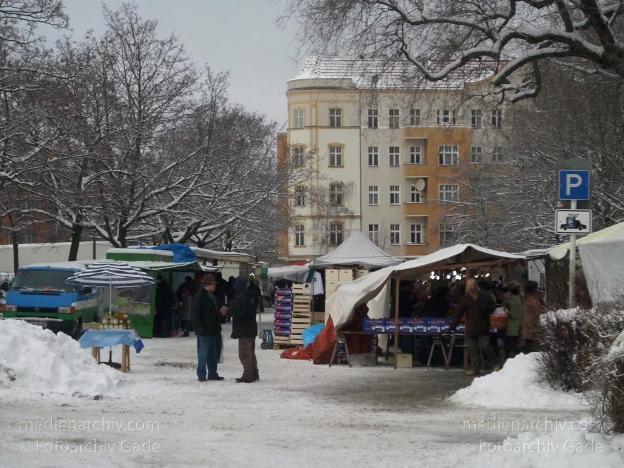 Berlin. Wedding. Markt an der Genterstraße. Türkenmarkt
2. 10. 2010. Berlin. Mitte. Wedding. Markt an der Genter Straße. Der Markt ist als 'Türkenmarkt' bekannt. weil die Stände überwiegend von Türken betreiben werden. Obst und Gemüse sind sehr preiswert einzukaufen. Im Winter sind weniger Stände vorhanden. Winter. Schnee.
Schlüsselwörter: Berlin;Deutschland;Genter Strasse;Germany;Markt;Mitte;Türkenmarkt;2010;Wedding