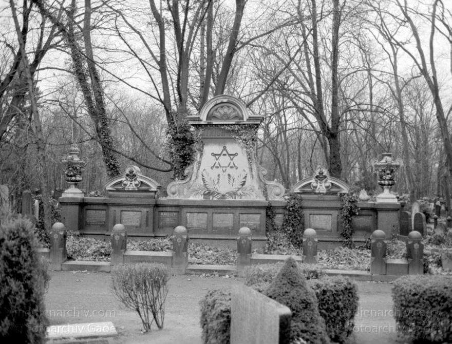 Berlin. Weißensee. Jüdischer Friedhof.
5. 1. 1992. Berlin. Weißensee. Jüdischer Friedhof.
Schlüsselwörter: Berlin;Berlin Weißensee;Deutschland;Germany;Jüdischer Friedhof;1992;Weißensee