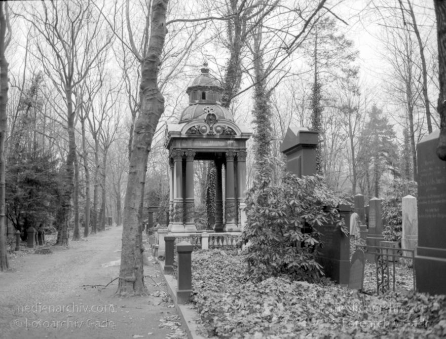 Berlin. Weißensee. Jüdischer Friedhof.
5. 1. 1992. Berlin. Weißensee. Jüdischer Friedhof.
Schlüsselwörter: Berlin;Berlin Weißensee;Deutschland;Germany;Jüdischer Friedhof;1992;Weißensee