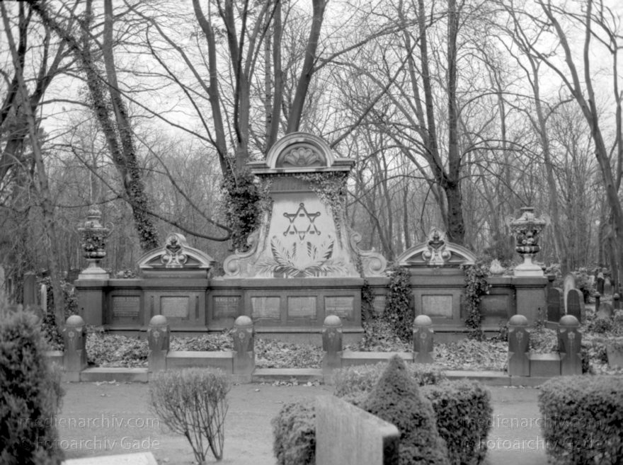 Berlin. Weißensee. Jüdischer Friedhof.
5. 1. 1992. Berlin. Weißensee. Jüdischer Friedhof.
Schlüsselwörter: Berlin;Berlin Weißensee;Deutschland;Germany;Jüdischer Friedhof;1992;Weißensee
