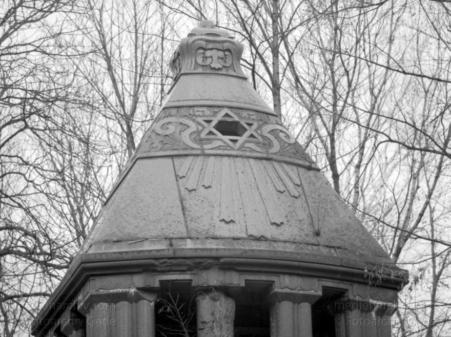 Berlin. Weißensee. Jüdischer Friedhof.
5. 1. 1992. Berlin. Weißensee. Jüdischer Friedhof.
Schlüsselwörter: Berlin;Berlin Weißensee;Deutschland;Germany;Jüdischer Friedhof;1992;Weißensee