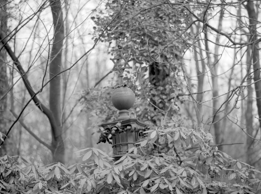 Berlin. Weißensee. Jüdischer Friedhof.
5. 1. 1992. Berlin. Weißensee. Jüdischer Friedhof.
Schlüsselwörter: Berlin;Berlin Weißensee;Deutschland;Germany;Jüdischer Friedhof;1992;Weißensee