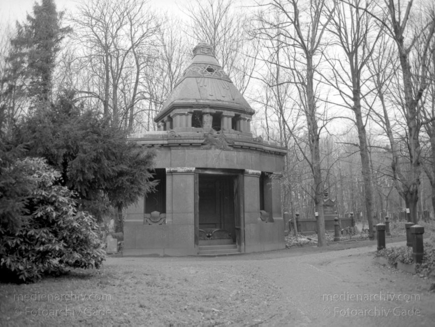 Berlin. Weißensee. Jüdischer Friedhof.
5. 1. 1992. Berlin. Weißensee. Jüdischer Friedhof.
Schlüsselwörter: Berlin;Berlin Weißensee;Deutschland;Germany;Jüdischer Friedhof;1992;Weißensee