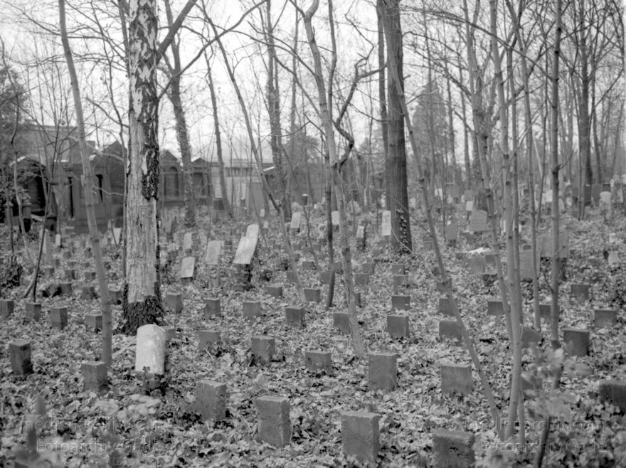 Berlin. Weißensee. Jüdischer Friedhof.
5. 1. 1992. Berlin. Weißensee. Jüdischer Friedhof.
Schlüsselwörter: Berlin;Berlin Weißensee;Deutschland;Germany;Jüdischer Friedhof;1992;Weißensee