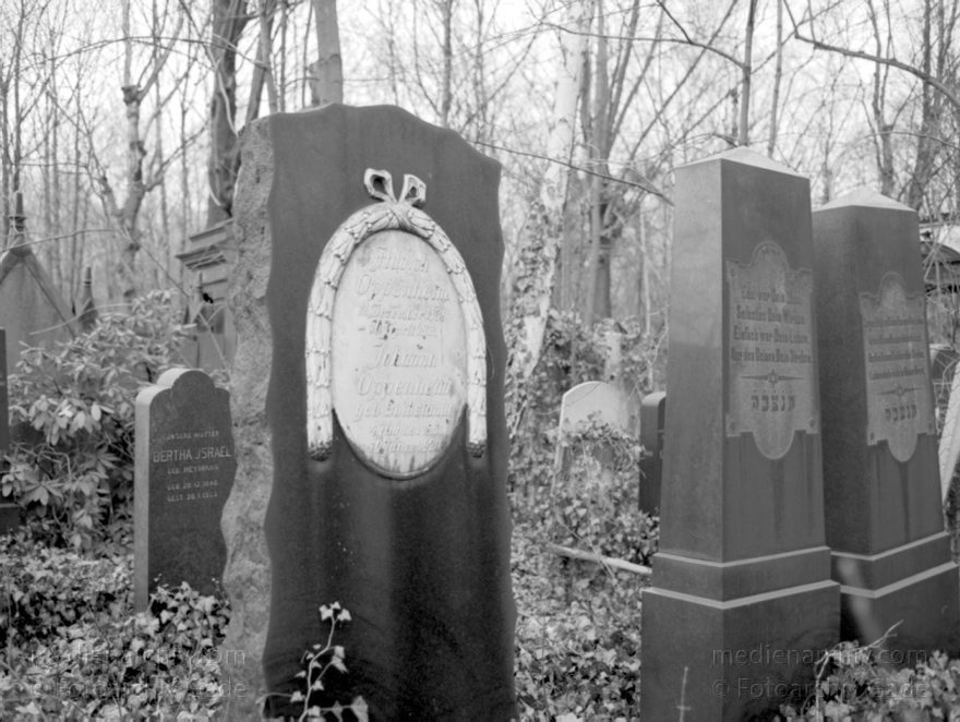 Berlin. Weißensee. Jüdischer Friedhof.
5. 1. 1992. Berlin. Weißensee. Jüdischer Friedhof.
Schlüsselwörter: Berlin;Berlin Weißensee;Deutschland;Germany;Jüdischer Friedhof;1992;Weißensee