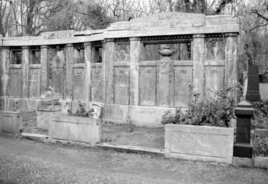 Berlin. Weißensee. Jüdischer Friedhof.
5. 1. 1992. Berlin. Weißensee. Jüdischer Friedhof.
Schlüsselwörter: Berlin;Berlin Weißensee;Deutschland;Germany;Jüdischer Friedhof;1992;Weißensee
