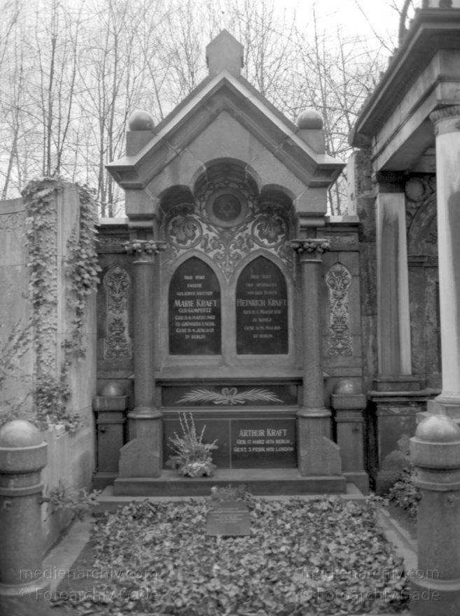 Berlin. Weißensee. Jüdischer Friedhof.
5. 1. 1992. Berlin. Weißensee. Jüdischer Friedhof.
Schlüsselwörter: Berlin;Berlin Weißensee;Deutschland;Germany;Jüdischer Friedhof;1992;Weißensee