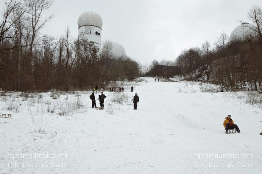 Berlin. Teufelsberg. Winter. Schnee. Wintersport
6. 3. 2005. Berlin. Wilmersdorf. Grunewald. Teufelsberg. Winter. Schnee. Wintersport. Ehemalige Radarstation
Schlüsselwörter: Berlin;Deutschland;Germany;Grunewald;Radarstation;Rodelbahn;Schnee;Skipiste;Teufelsberg;verschneit;Wilmersdorf;2005;Winter