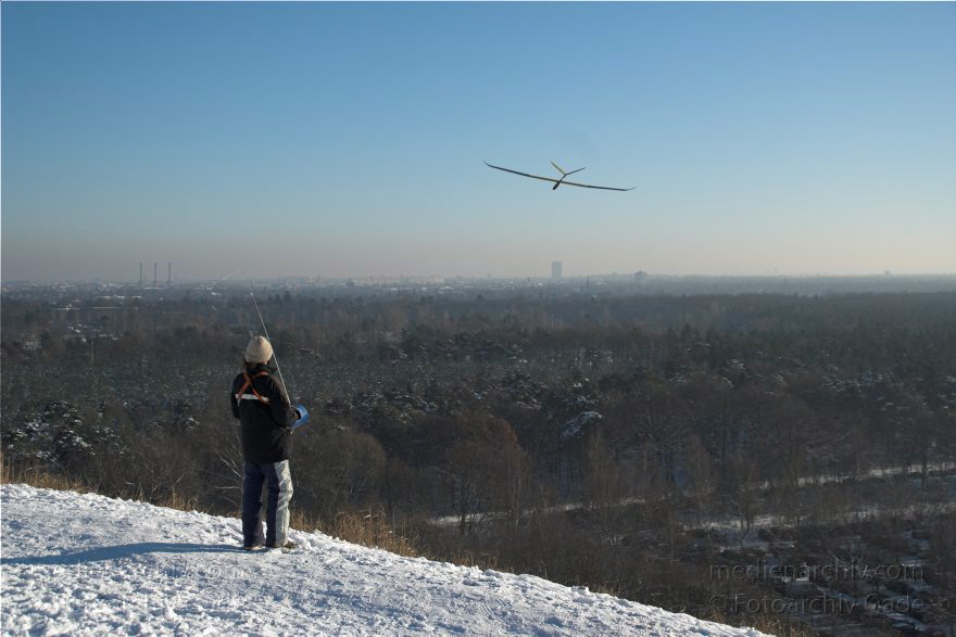Berlin. Grunewald. Drachenberg. Modellflugzeugpilot. Winter. Schnee.
11. 1. 2009. Berlin. Grunewald. Drachenberg. Modellflugzeugpilot. Winter. Schnee.
Schlüsselwörter: Berlin;Deutschland;Germany;Grunewald;Modellflugzeug;Schnee;2009;Winter