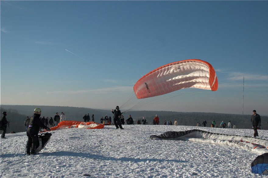 Berlin. Grunewald. Drachenflieger. Paragleiter auf dem Drachenberg. Winter. Schnee.
11. 1. 2009. Berlin. Grunewald. Drachenflieger. Paragleiter auf dem Drachenberg. Winter. Schnee.
Schlüsselwörter: Berlin;Deutschland;Drachenberg;Drachenflieger;Flugsport;Germany;Grunewald;Paragleiter;Schnee;2009;Winter
