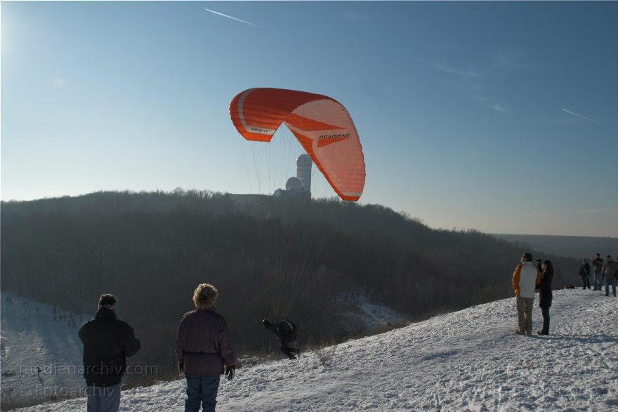 Berlin. Grunewald. Drachenflieger. Paragleiter auf dem Drachenberg. Winter. Schnee.
11. 1. 2009. Berlin. Grunewald. Drachenflieger. Paragleiter auf dem Drachenberg. Winter. Schnee.
Schlüsselwörter: Berlin;Deutschland;Drachenberg;Drachenflieger;Flugsport;Germany;Grunewald;Paragleiter;Schnee;2009;Winter