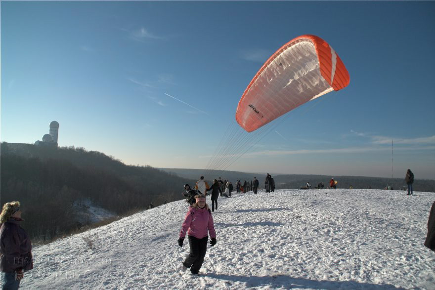 Berlin. Grunewald. Drachenflieger. Paragleiter auf dem Drachenberg. Winter. Schnee.
11. 1. 2009. Berlin. Grunewald. Drachenflieger. Paragleiter auf dem Drachenberg. Winter. Schnee.
Schlüsselwörter: Berlin;Deutschland;Drachenberg;Drachenflieger;Flugsport;Germany;Grunewald;Paragleiter;Schnee;2009;Winter
