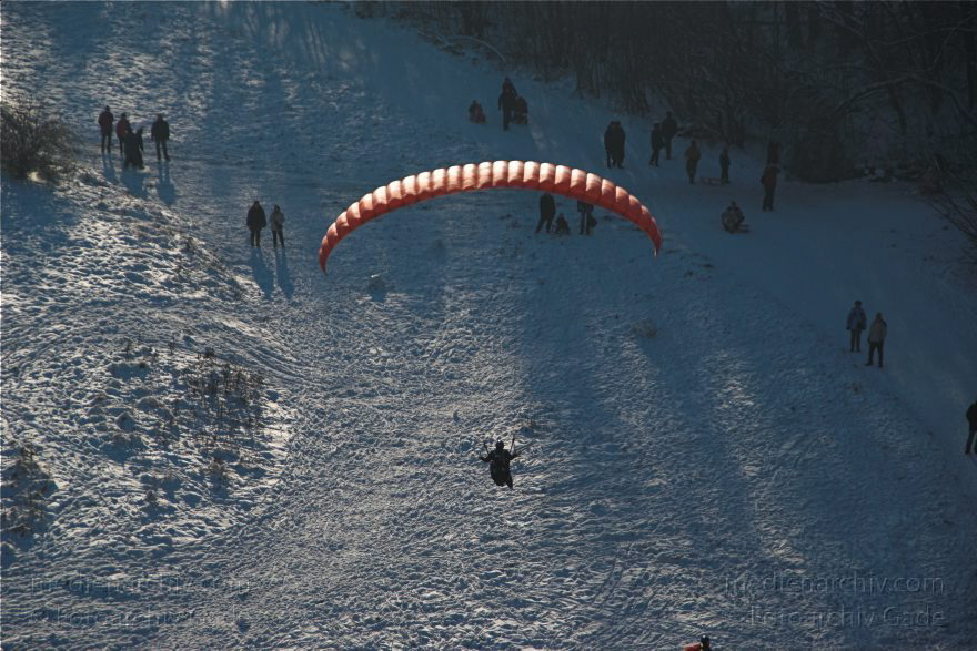 Berlin. Grunewald. Drachenflieger. Paragleiter auf dem Drachenberg. Winter. Schnee.
11. 1. 2009. Berlin. Grunewald. Drachenflieger. Paragleiter auf dem Drachenberg. Winter. Schnee.
Schlüsselwörter: Berlin;Deutschland;Drachenberg;Drachenflieger;Flugsport;Germany;Grunewald;Paragleiter;Schnee;2009;Winter