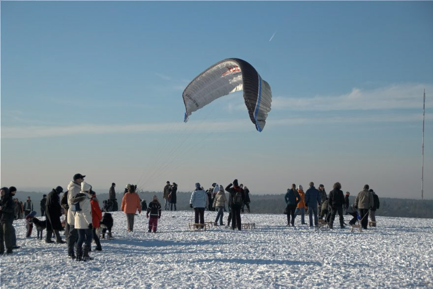 Berlin. Grunewald. Drachenflieger. Paragleiter auf dem Drachenberg. Winter. Schnee.
11. 1. 2009. Berlin. Grunewald. Drachenflieger. Paragleiter auf dem Drachenberg. Winter. Schnee.
Schlüsselwörter: Berlin;Deutschland;Drachenberg;Drachenflieger;Flugsport;Germany;Grunewald;Paragleiter;Schnee;2009;Winter