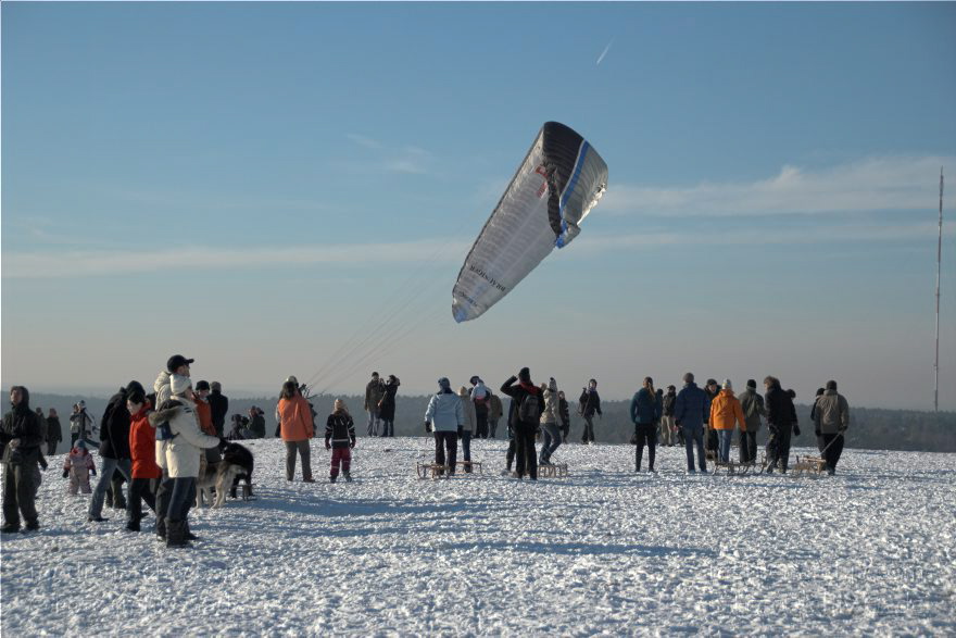 Berlin. Grunewald. Drachenflieger. Paragleiter auf dem Drachenberg. Winter. Schnee.
11. 1. 2009. Berlin. Grunewald. Drachenflieger. Paragleiter auf dem Drachenberg. Winter. Schnee.
Schlüsselwörter: Berlin;Deutschland;Drachenberg;Drachenflieger;Flugsport;Germany;Grunewald;Paragleiter;Schnee;2009;Winter