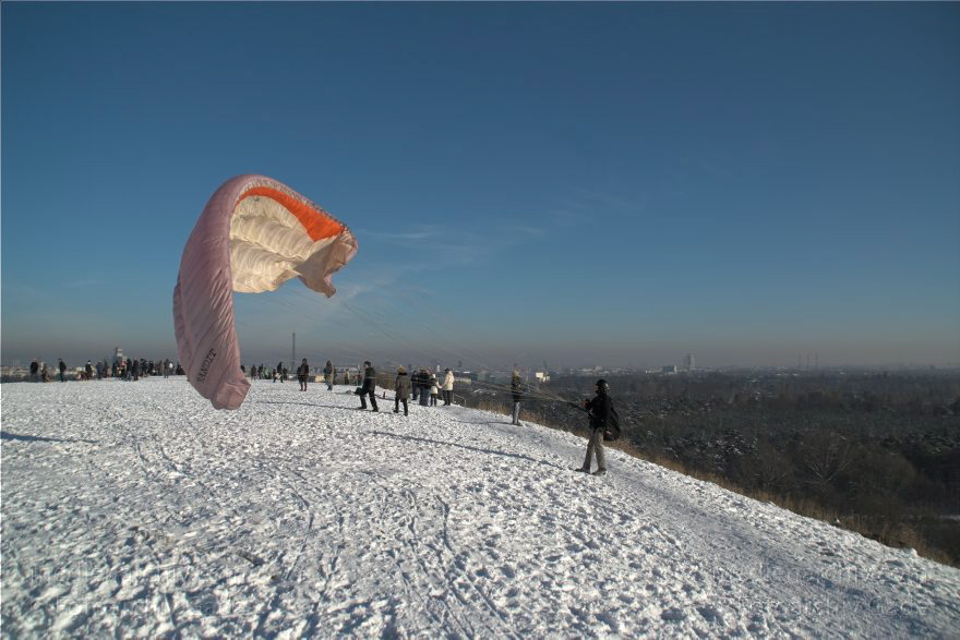 Berlin. Grunewald. Drachenflieger. Paragleiter auf dem Drachenberg. Winter. Schnee.
11. 1. 2009. Berlin. Grunewald. Drachenflieger. Paragleiter auf dem Drachenberg. Winter. Schnee.
Schlüsselwörter: Berlin;Deutschland;Drachenberg;Drachenflieger;Flugsport;Germany;Grunewald;Paragleiter;Schnee;2009;Winter
