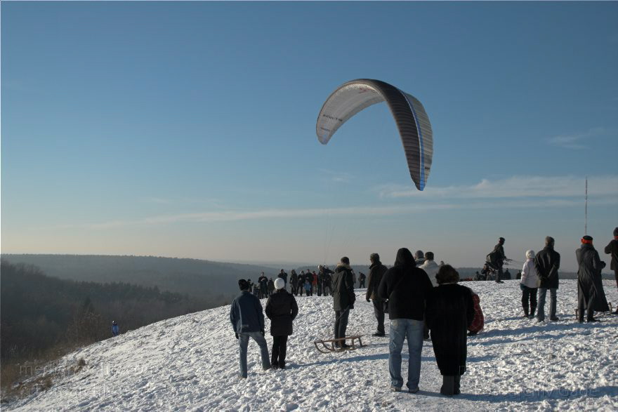 Berlin. Grunewald. Drachenflieger. Paragleiter auf dem Drachenberg. Winter. Schnee.
11. 1. 2009. Berlin. Grunewald. Drachenflieger. Paragleiter auf dem Drachenberg. Winter. Schnee.
Schlüsselwörter: Berlin;Deutschland;Drachenberg;Drachenflieger;Flugsport;Germany;Grunewald;Paragleiter;Schnee;2009;Winter