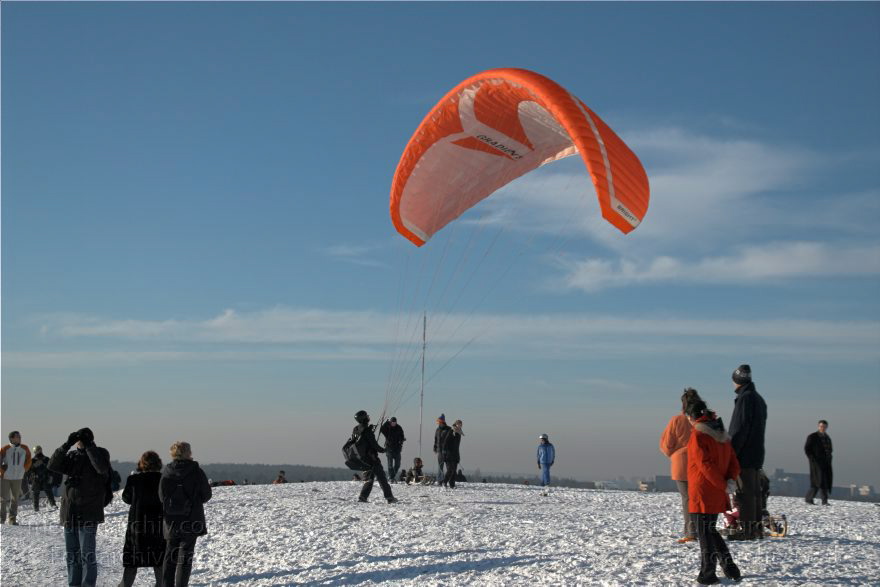Berlin. Grunewald. Drachenflieger. Paragleiter auf dem Drachenberg. Winter. Schnee.
11. 1. 2009. Berlin. Grunewald. Drachenflieger. Paragleiter auf dem Drachenberg. Winter. Schnee.
Schlüsselwörter: Berlin;Deutschland;Drachenberg;Drachenflieger;Flugsport;Germany;Grunewald;Paragleiter;Schnee;2009;Winter